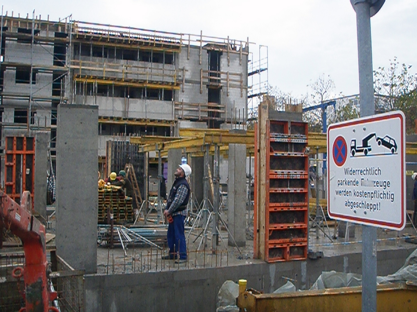 Großer Backsteingebäudekomplex Pflegeheim mit Gerüst